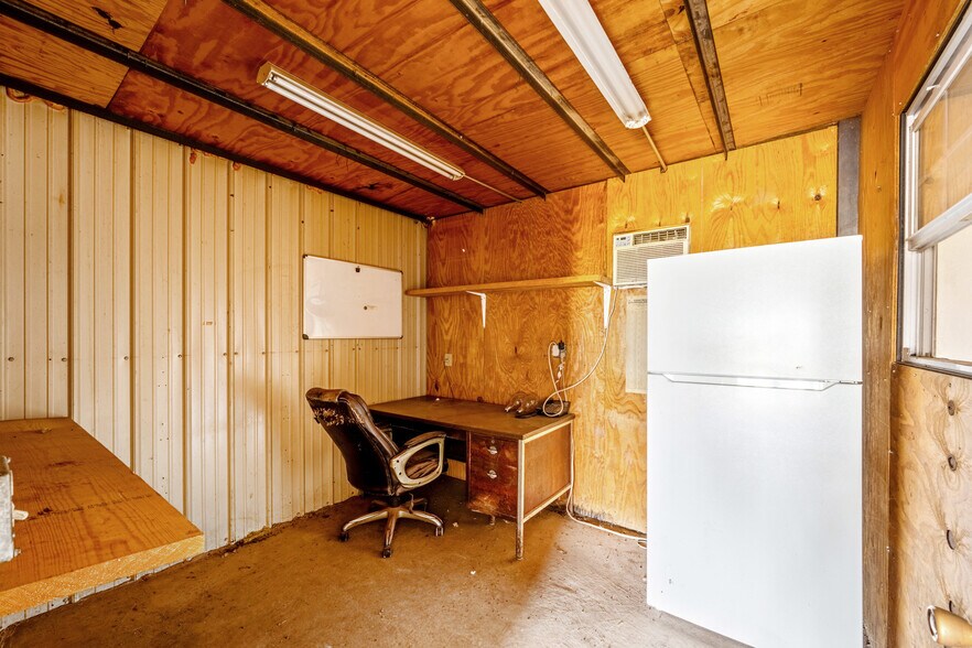 More Photos Of 403 Linwood Plz, Lindsay Warehouse For Sale