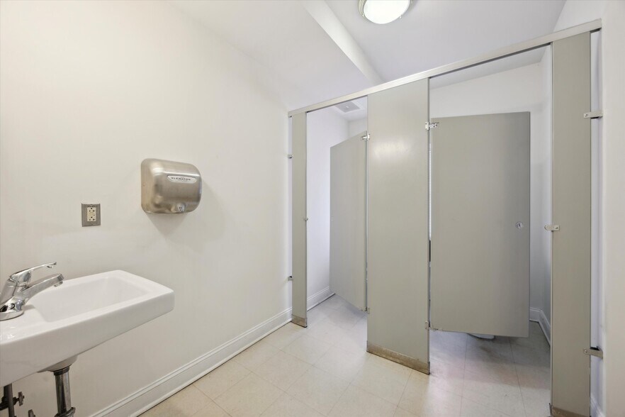 More Photos Of 400 E 21st St, Chester Office For Sale