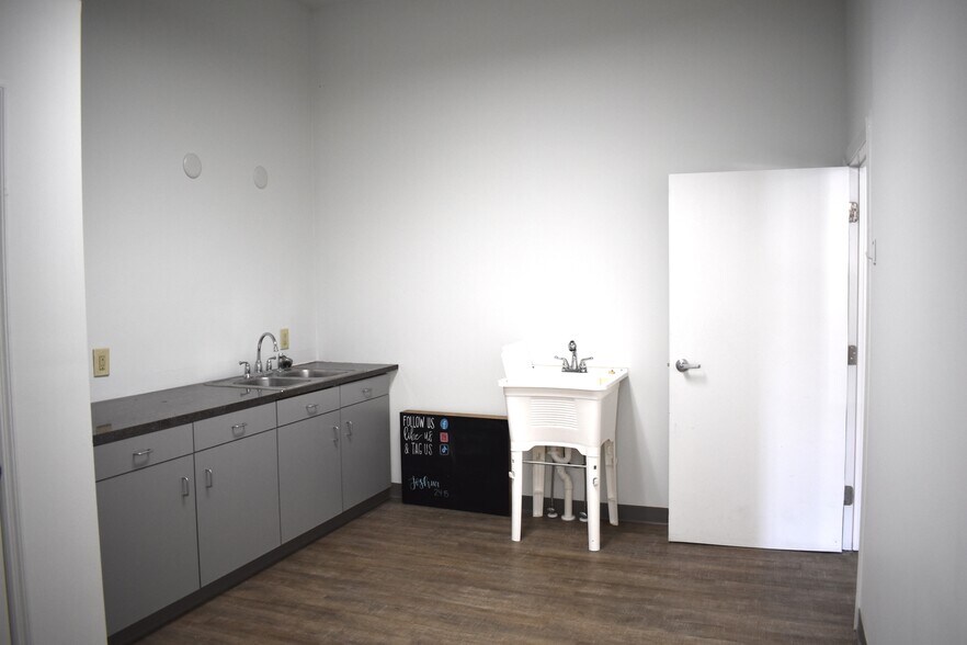 More Photos Of 15 W 11th St, Columbus Storefront Retail Residential For Lease