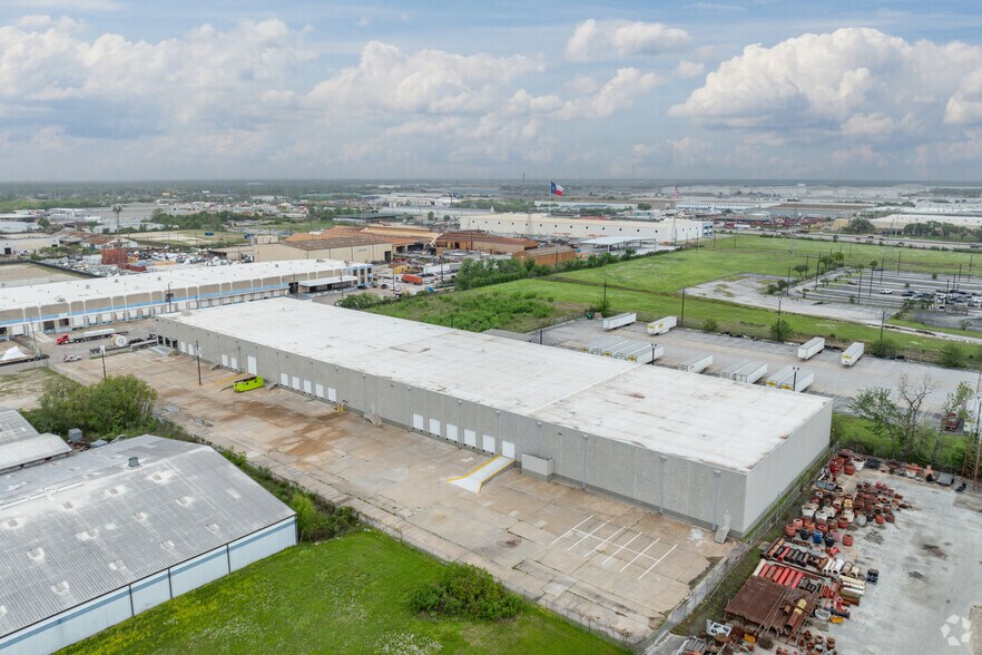 More Photos Of 8525 Market St, Houston Warehouse For Sale