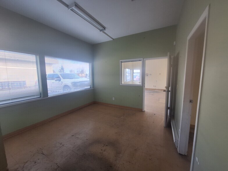 More Photos Of 690 Comox Rd, Nanaimo Warehouse For Lease