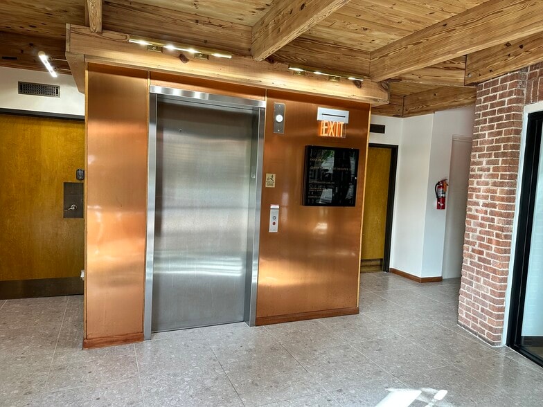 More Photos Of 3308 Broadway St, San Antonio Office For Sale