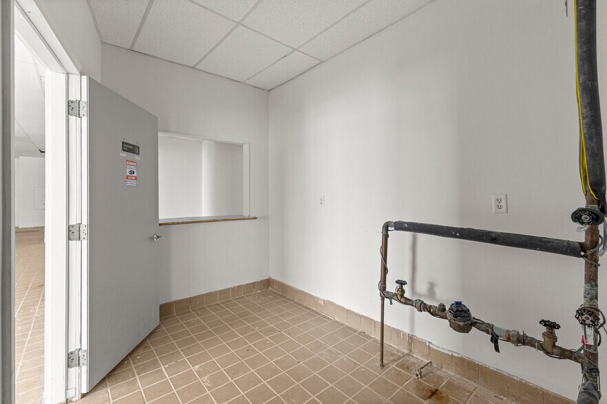 More Photos Of 2300 S Schaefer Hwy, Detroit Storefront For Sale