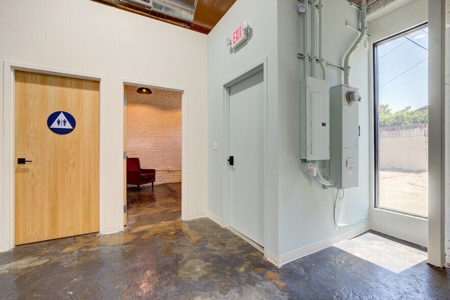 More Photos Of 2616 W Jefferson Blvd, Los Angeles Showroom For Sale