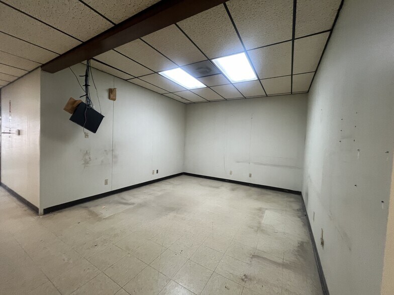 More Photos Of 1012 E Waylon Jennings Blvd, Littlefield Industrial For Sale