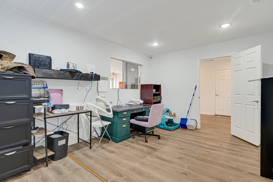 More Photos Of 201 N Walker St, Angleton Warehouse For Sale