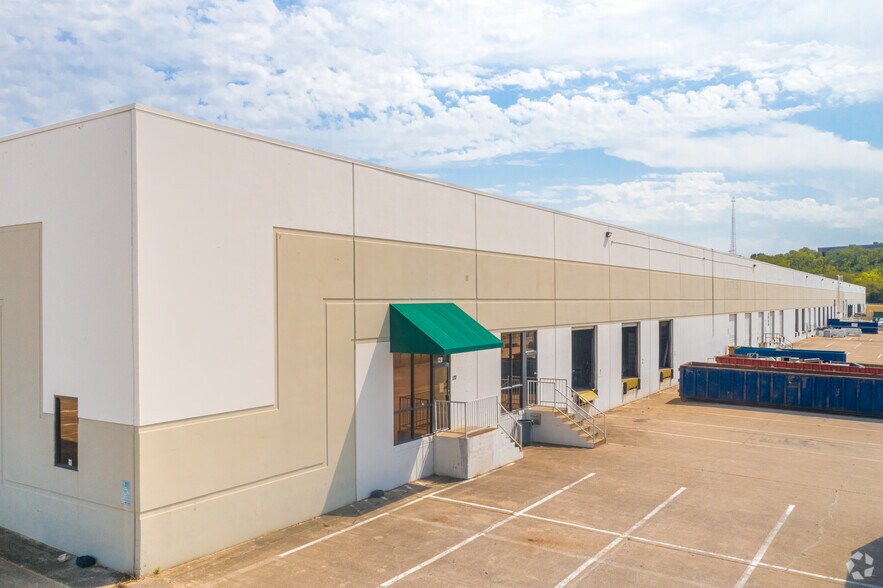 Primary Photo Of 3000 W Commerce St, Dallas Warehouse For Lease