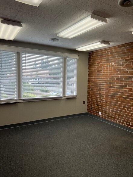 More Photos Of 6016-6026 204th St SW, Lynnwood Flex For Lease