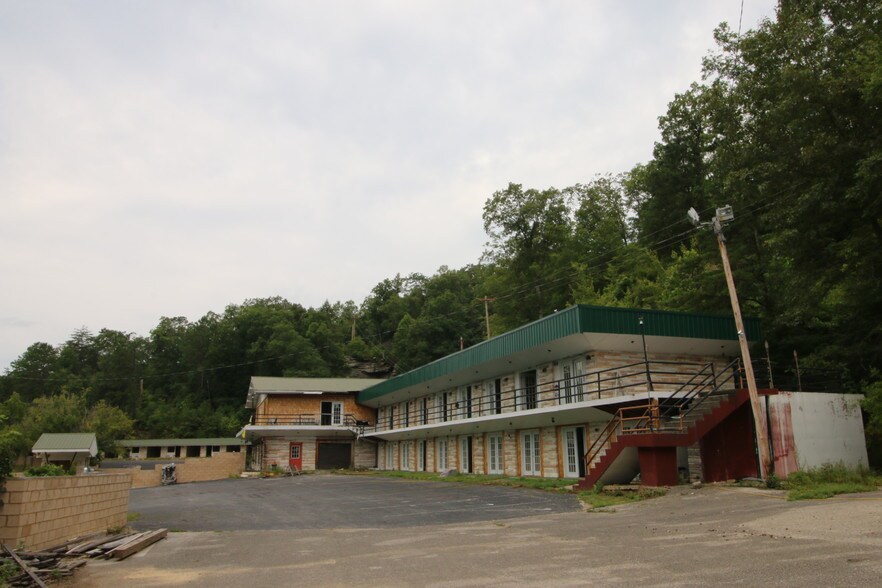 More Photos Of 11251 Highway 90, Parkers Lake Hotel For Sale