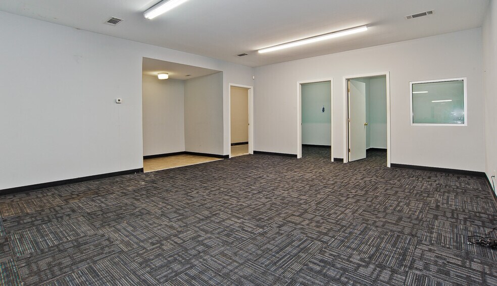 More Photos Of 711 Sunset Ave, Dallas Storefront For Sale