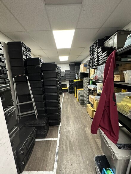 More Photos Of 2901-2905 Winona Ave, Burbank Manufacturing For Lease