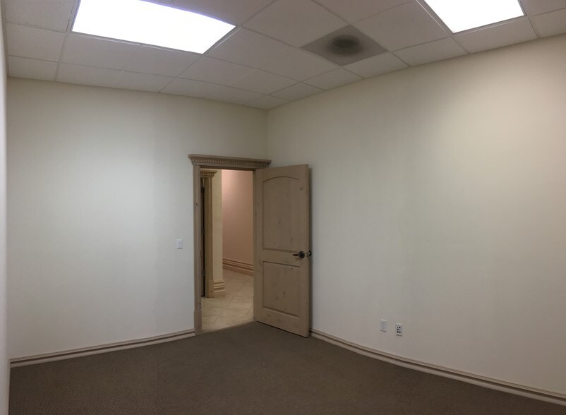 More Photos Of 5974 Silver Springs Dr, El Paso Office For Lease