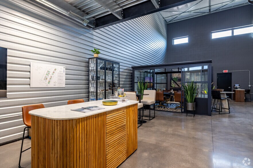 More Photos Of 15431 Fitzhugh Rd, Dripping Springs Showroom For Lease