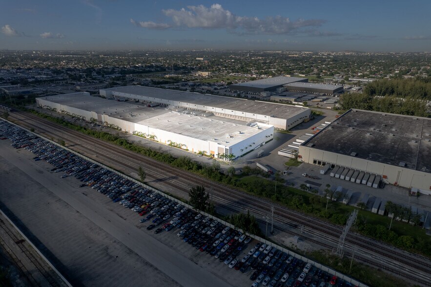 More Photos Of 5821 E 10th Ave, Hialeah Warehouse For Lease