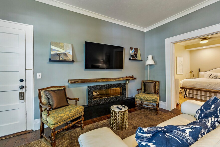 More Photos Of 240 E California St, Jacksonville Hotel For Sale