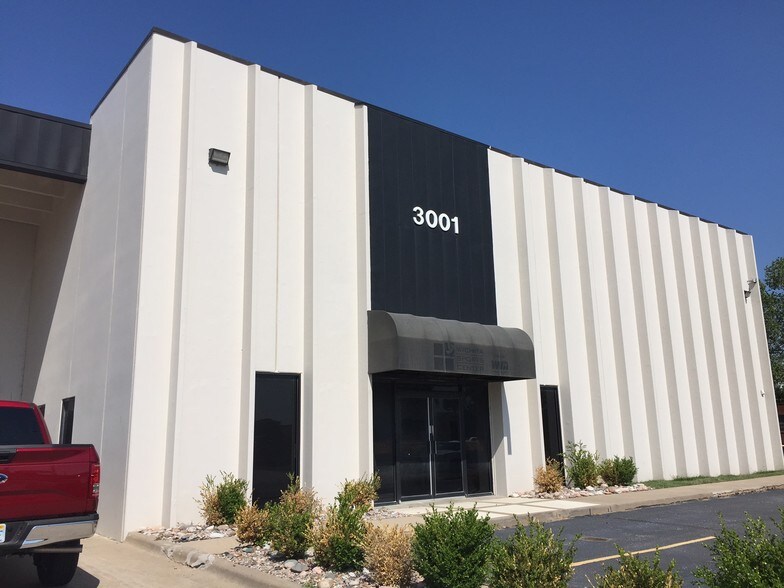 More Photos Of 3001 S Madison, Wichita Warehouse For Lease