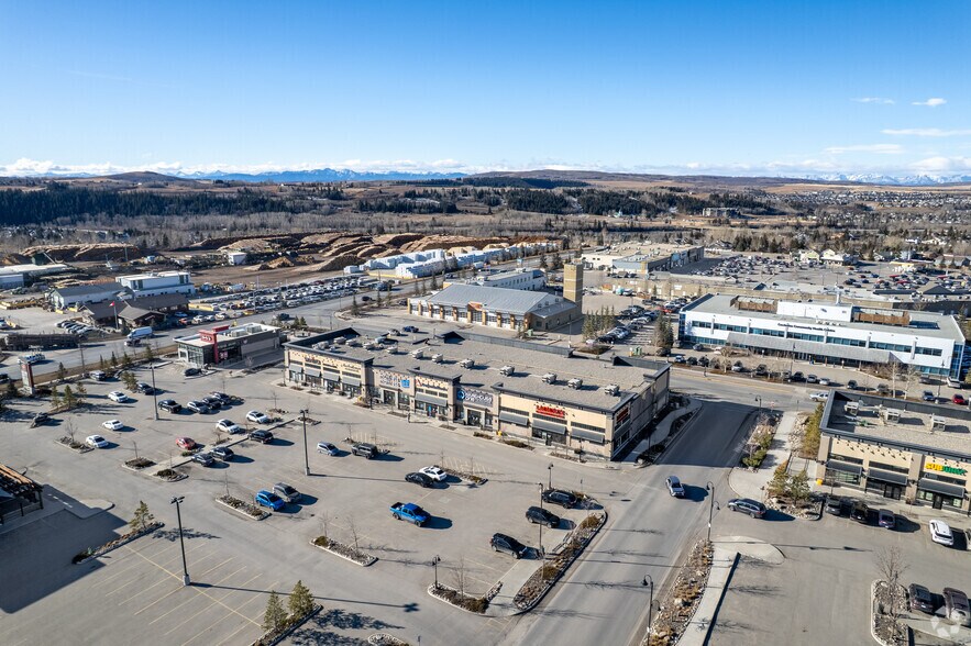 More Photos Of 130 Quarry St W, Cochrane Storefront For Lease