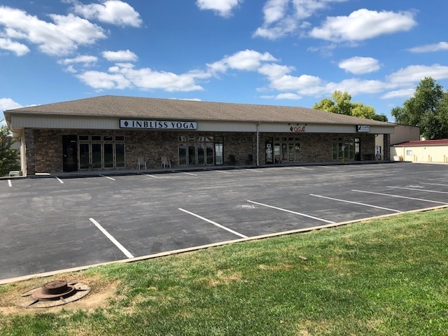 More Photos Of 5106 NW Waukomis Dr, Kansas City Storefront Retail Office For Lease
