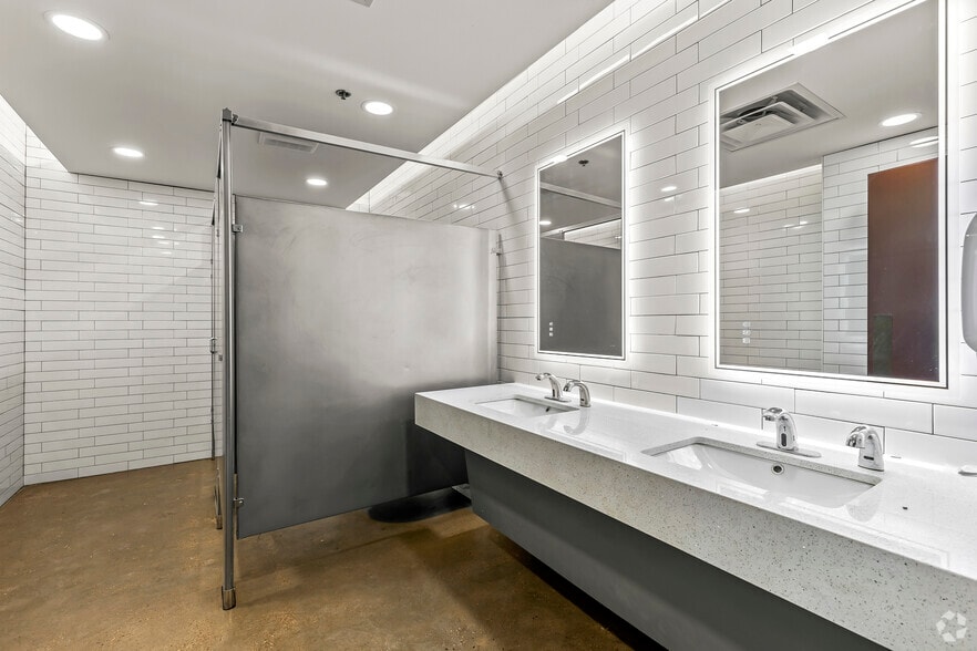 More Photos Of 351 W Jefferson Blvd, Dallas Office For Lease