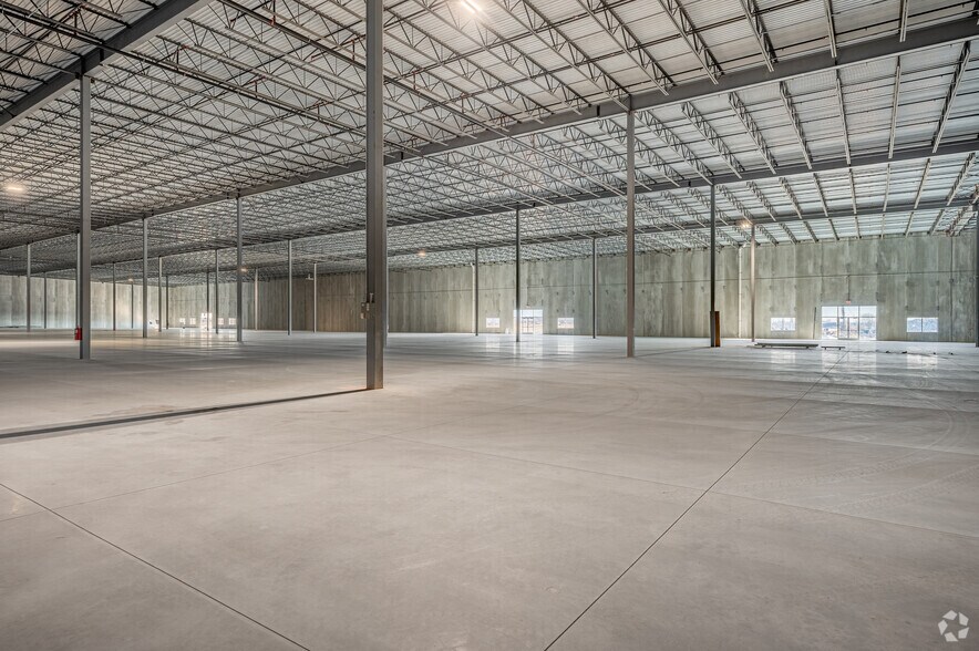 More Photos Of 18300 Snow Rd, Brook Park Warehouse For Lease
