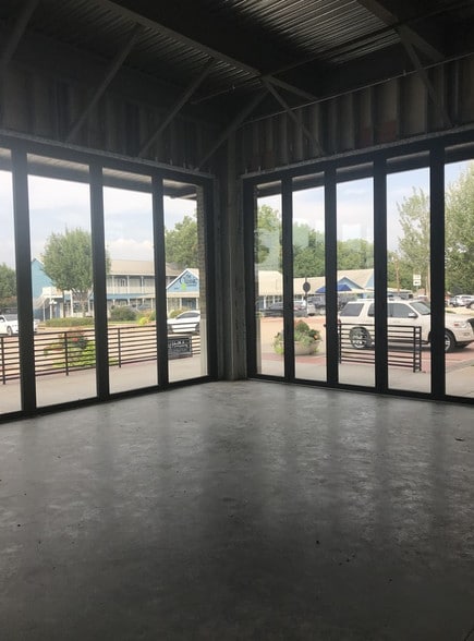 More Photos Of 409 N Oak St, Roanoke Storefront Retail Office For Lease