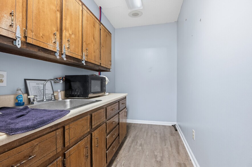 More Photos Of 411 Western Blvd, Jacksonville Office For Sale