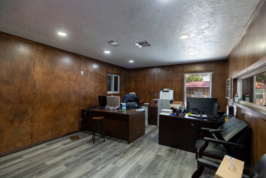 More Photos Of 510 Grand Ave, Bacliff Showroom For Lease