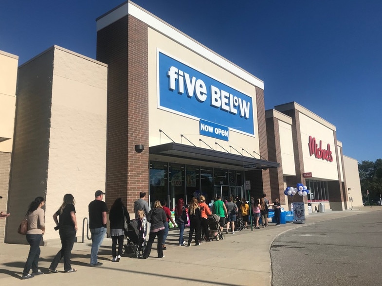 More Photos Of 32233 Gratiot Ave, Roseville Unknown For Lease