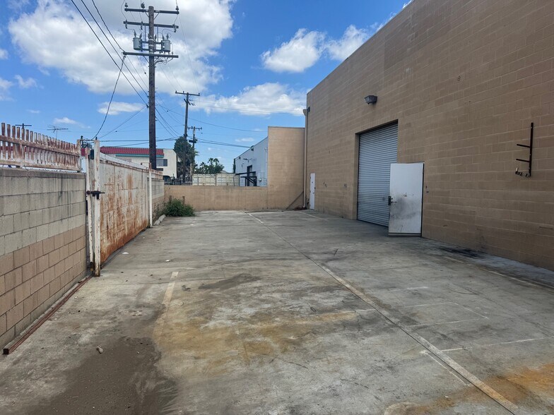 More Photos Of 10941 Chestnut Ave, Stanton Light Manufacturing For Lease