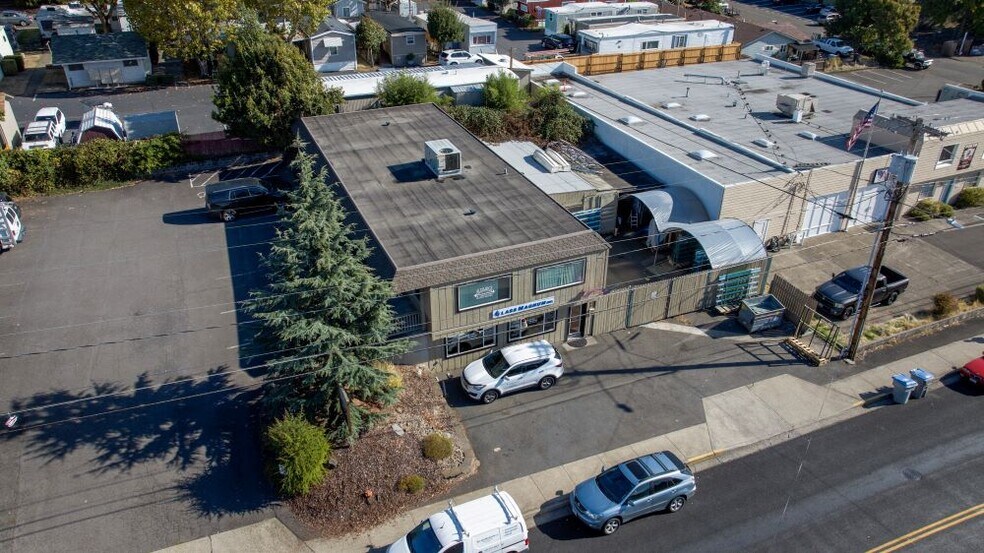 More Photos Of 8859-8863 SW Commercial St, Tigard Office For Sale