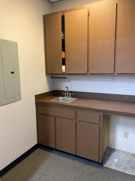 More Photos Of 3434 Truxtun Ave, Bakersfield Office For Lease