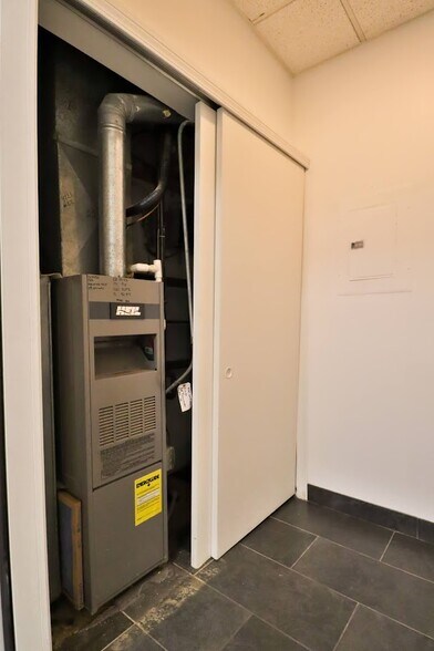 More Photos Of 4701-4731 W Midlothian Tpke, Crestwood Office For Sale