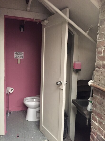 More Photos Of 531-537 8th St, Oakland Storefront Retail Residential For Lease