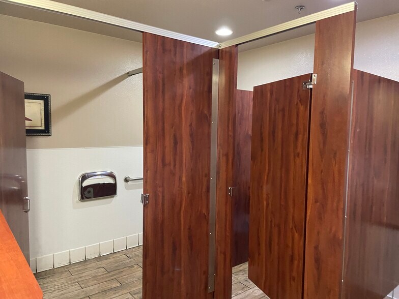 More Photos Of 199 Blue Ravine Rd, Folsom Freestanding For Lease