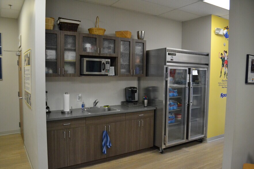 More Photos Of 260 W Crescent Ave, Allendale Warehouse For Lease