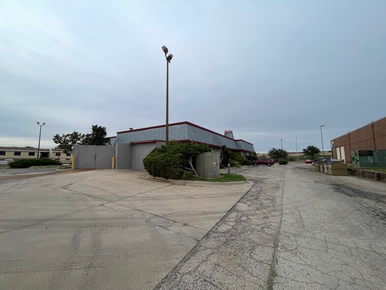 More Photos Of 2319 W Loop 250 N, Midland Flex For Sale