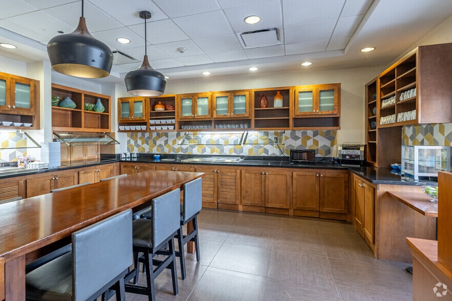 More Photos Of 4610 W Walnut St, Rogers Hotel For Sale