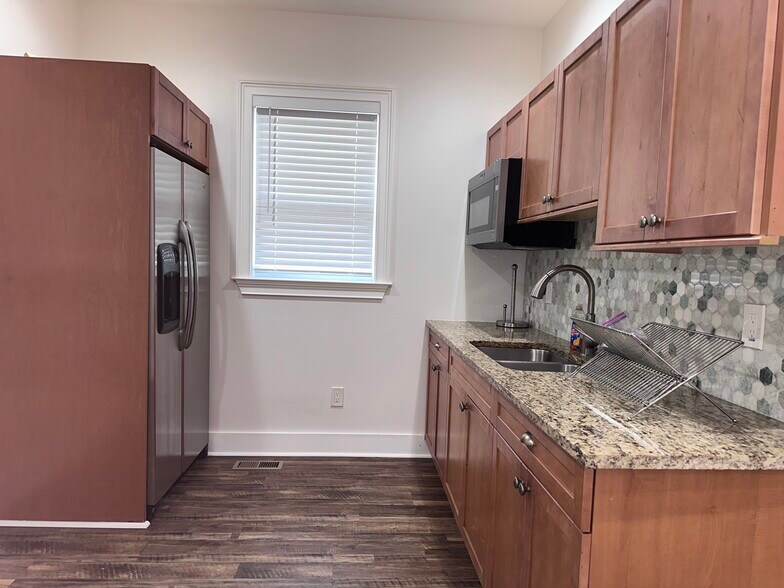More Photos Of 981 Martin Luther King Jr Dr, Atlanta Office Residential For Lease
