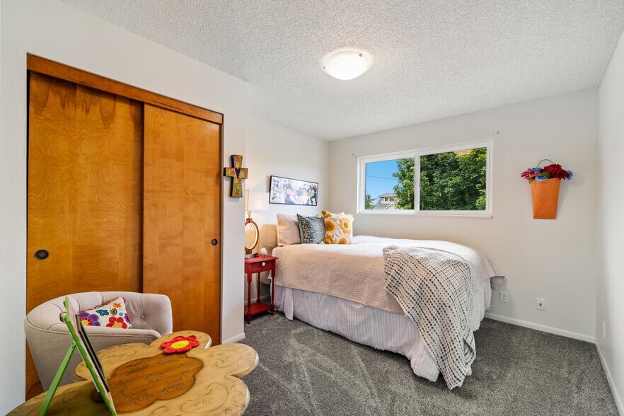 More Photos Of 1009-1011 Grove Ave, Tillamook Apartments For Sale