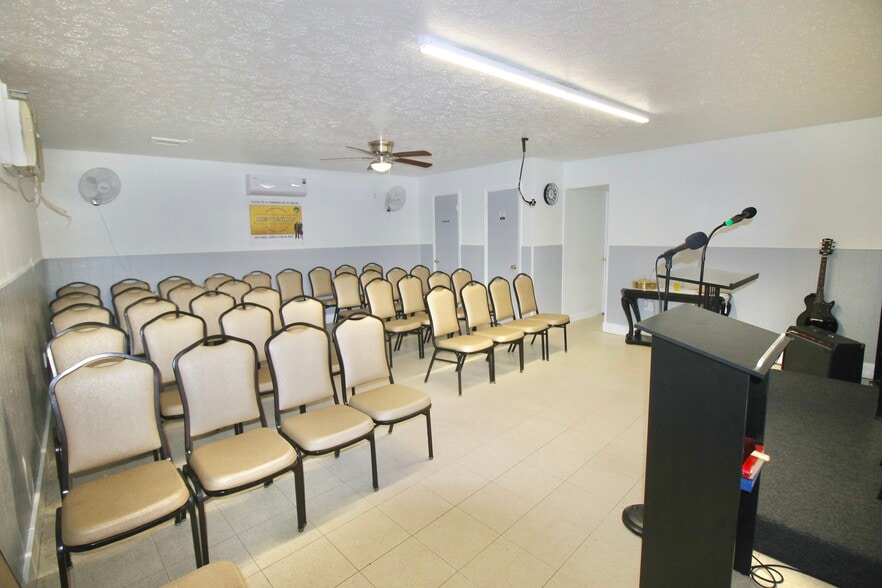 More Photos Of 610 Dundee Rd, Dundee Storefront Retail Residential For Lease
