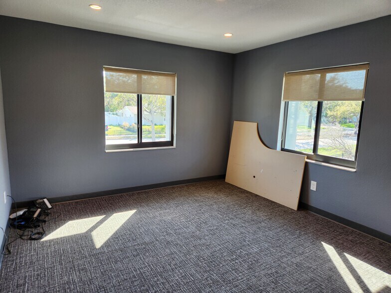 More Photos Of 4409 W El Prado Blvd, Tampa Office For Sale