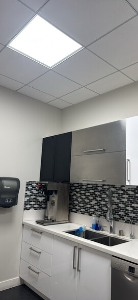 More Photos Of 22750 Hawthorne Blvd, Torrance Unknown For Lease