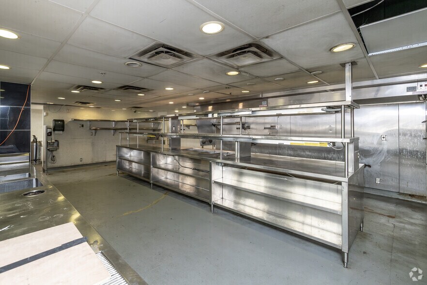 More Photos Of 700 Hennepin Ave, Minneapolis General Retail For Sale