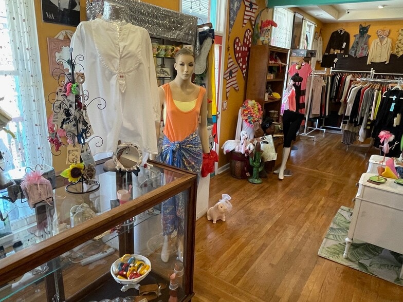 More Photos Of 84 Spring St, Eureka Springs Storefront Retail Residential For Sale