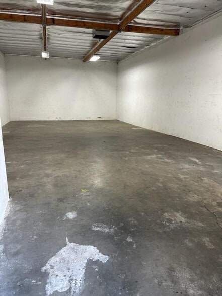 More Photos Of 6900 Deering Ave, Canoga Park Service For Lease
