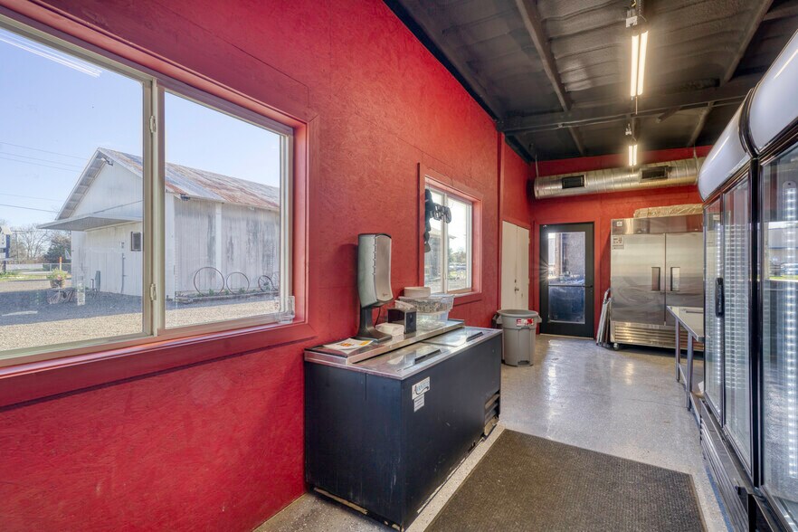 More Photos Of 710 S May St, Madisonville General Retail For Sale