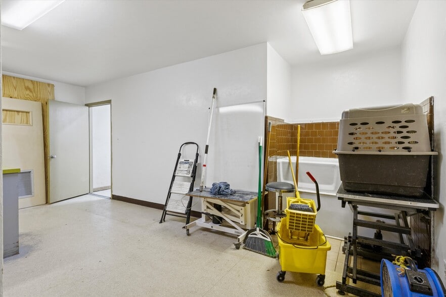 More Photos Of 1355 E Lafayette St, Tallahassee Veterinarian Kennel For Sale