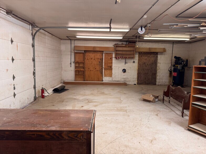 More Photos Of 4590 Eagle Creek Rd, Leavittsburg Showroom For Lease