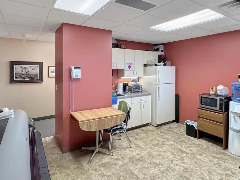 More Photos Of 601 Jewett St, Marshall Office For Sale
