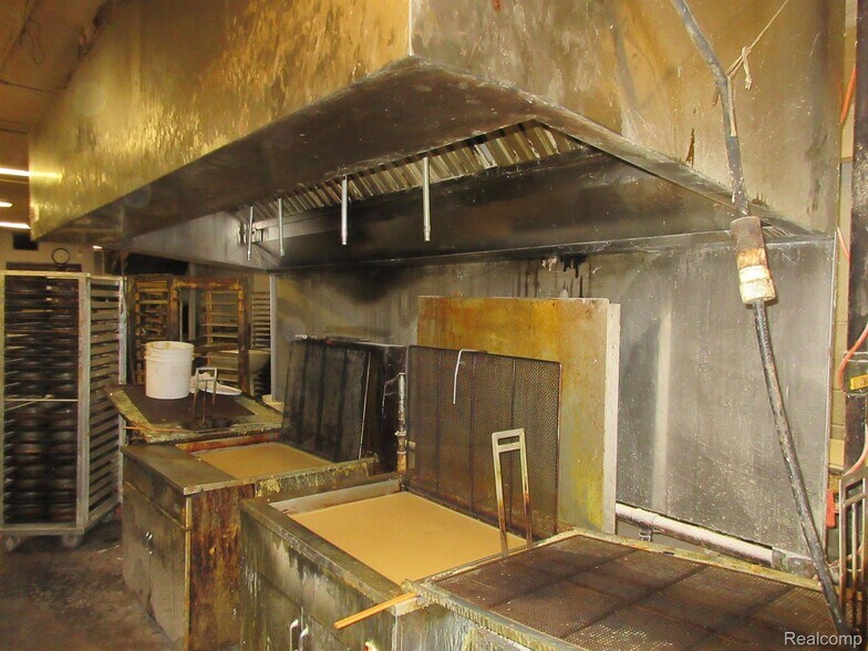 More Photos Of 19200 Kelly Rd, Detroit Restaurant For Sale